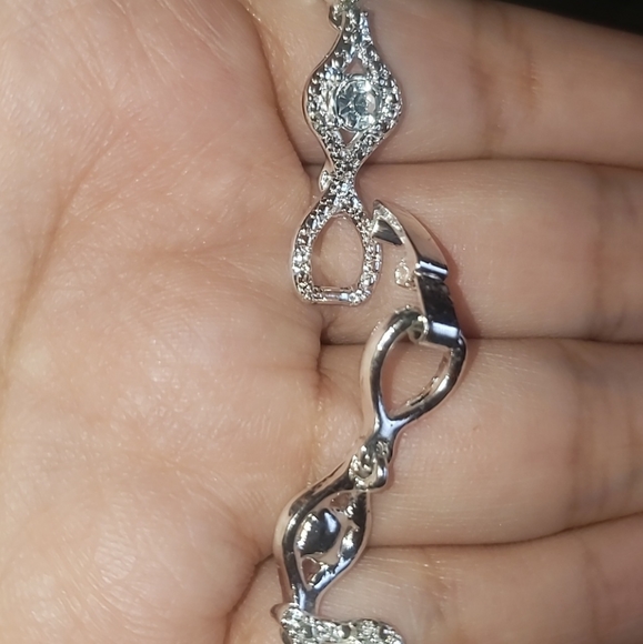 Stylish bracelet fitting for any formal event! - Picture 2 of 3